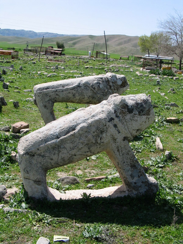 شیرهای سنگی نماد قوم بختیاری