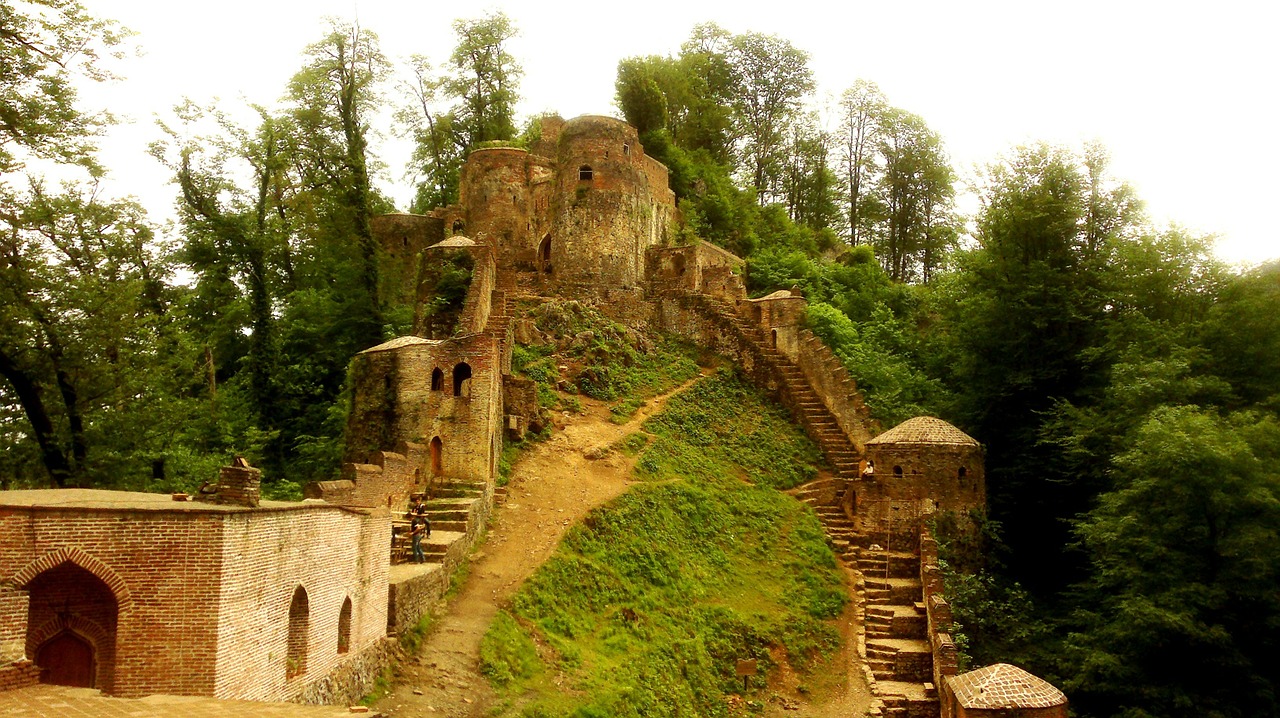 https://fa.tripyar.com/uploads/picture/954/rudkhan-castle-1.jpg